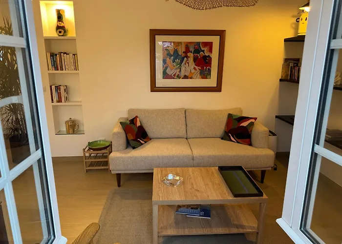 Center, Charming 2 Bedroom *